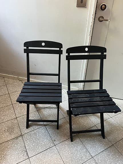 Svart hopfällbar stol