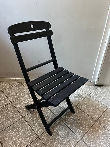 Svart hopfällbar stol