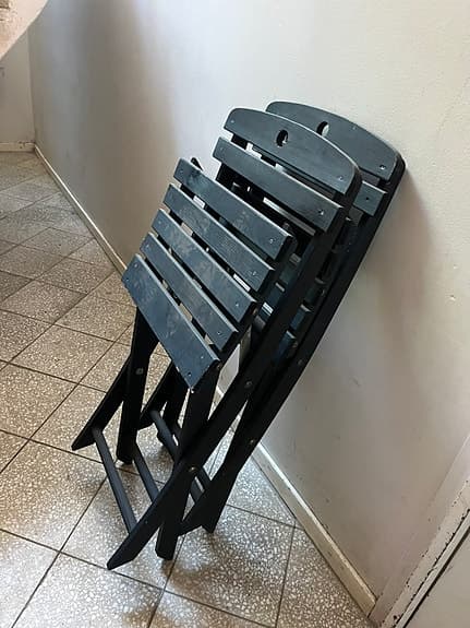 Svart hopfällbar stol