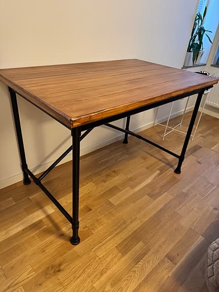 skrivbord / matbord i industriell stil – trä & svart metall