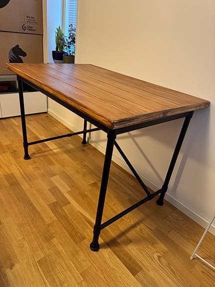 skrivbord / matbord i industriell stil – trä & svart metall
