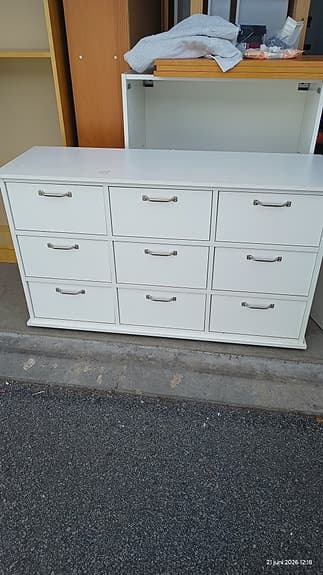 Vit byrå 9 lådor i fint skick 123x40x73 "transport kan ordnas"