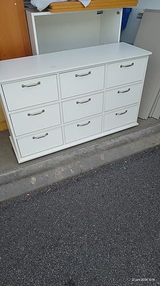 Vit byrå 9 lådor i fint skick 123x40x73 "transport kan ordnas"