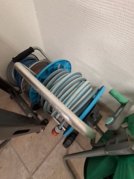 Slangvinda med trädgårdsslang på vagn
