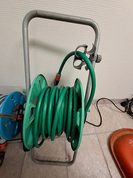 Slangvinda med trädgårdsslang på vagn