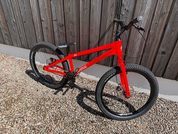 Trialcykel. Inspired Flow 24”, Gloss neon red.