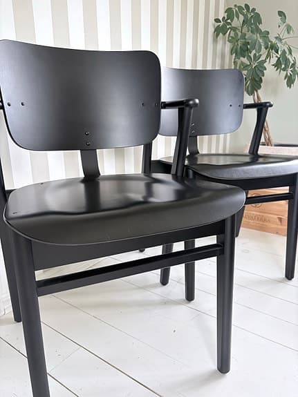 Artek stol av Ilmari Tapiovaara svart