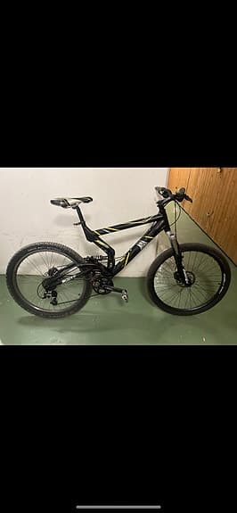 BMX som har både dämpning fram och bak. PRISET GÅR ATT DISKUTERA