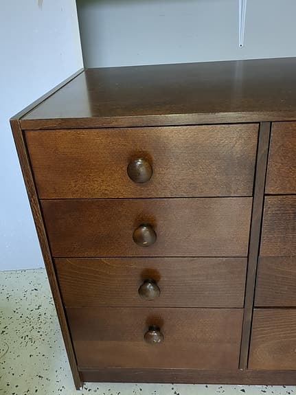 Mörkbrun skrivbordsbyrå med 8 lådor - 490 kr