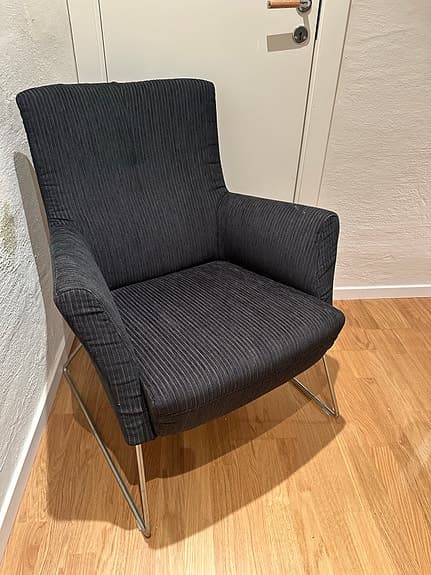 Svart fåtölj i manchestertyg från MIO