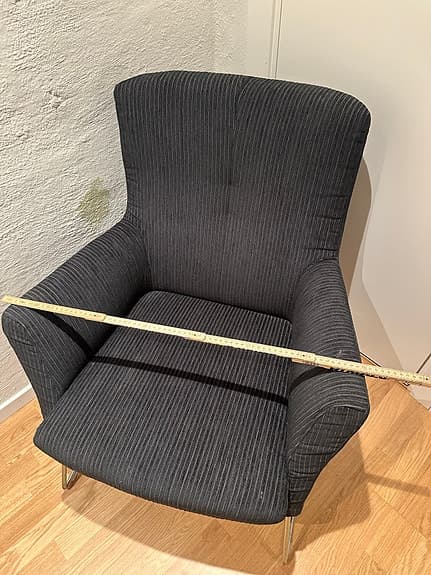 Svart fåtölj i manchestertyg från MIO