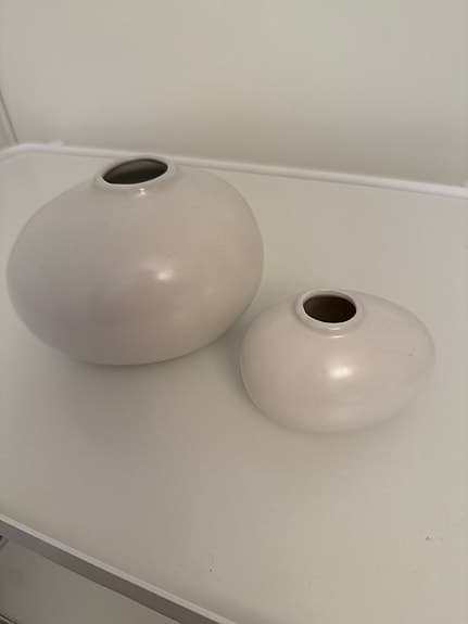 Två små vita vaser