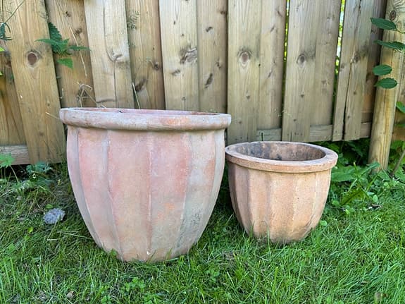 2 antika handgjorda krukor terrakotta, båda för 400