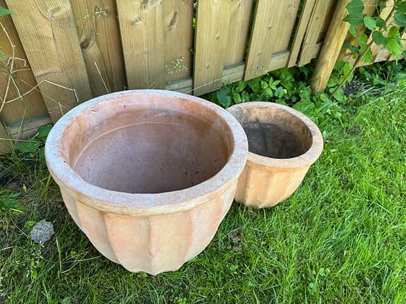 2 antika handgjorda krukor terrakotta, båda för 400