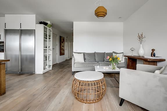 4‑sits soffa, fotpall, marmorbord och fåtölj