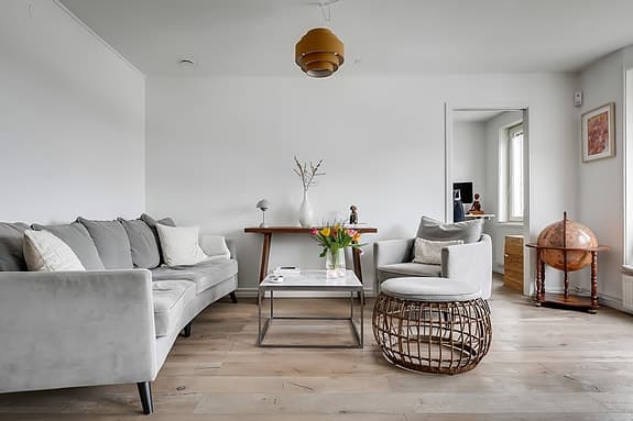 4‑sits soffa, fotpall, marmorbord och fåtölj