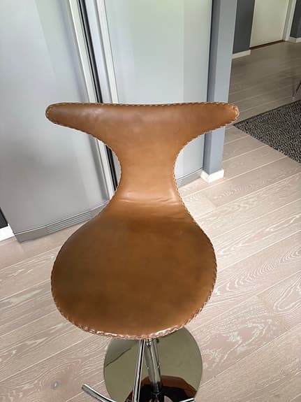 Barstol i cognacs färgat skinn