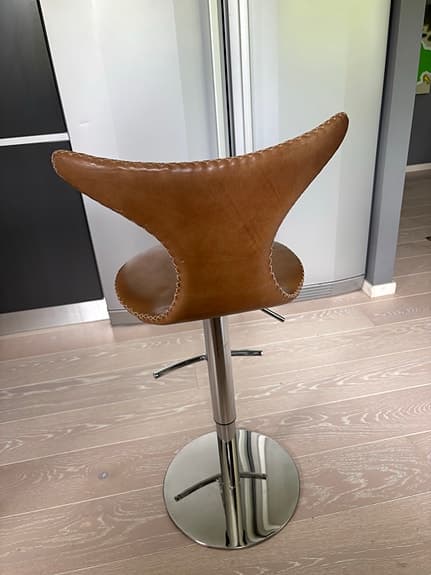 Barstol i cognacs färgat skinn