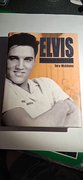Elvis Handbook av Tara McAdams (Fint skick, 431 sidor)