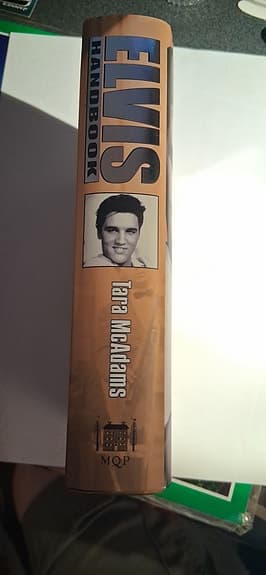 Elvis Handbook av Tara McAdams (Fint skick, 431 sidor)