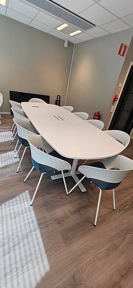 Konferensbord med eluttag och 17 st stolar vit/blå