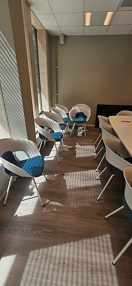 Konferensbord med eluttag och 17 st stolar vit/blå