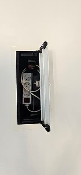 Konferensbord med eluttag och 17 st stolar vit/blå
