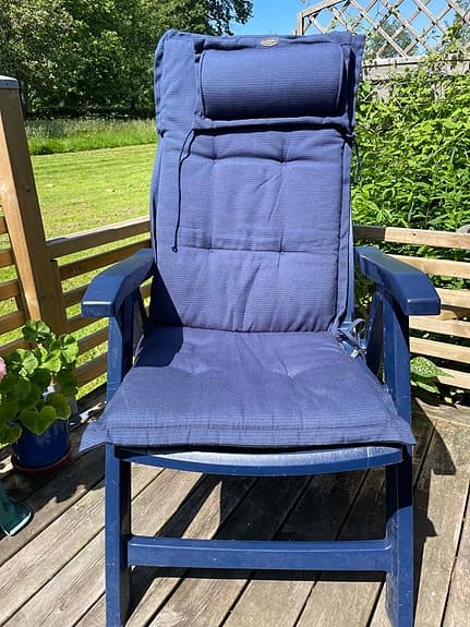 2 st blå trädgårdsstolar med dyna