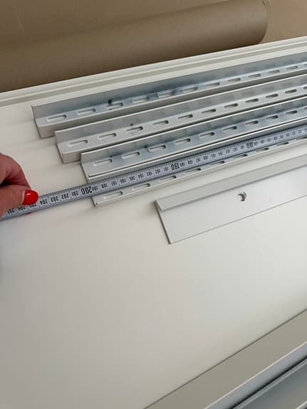 Helt ny vägghängd förvaring m trådhylla o klädstång