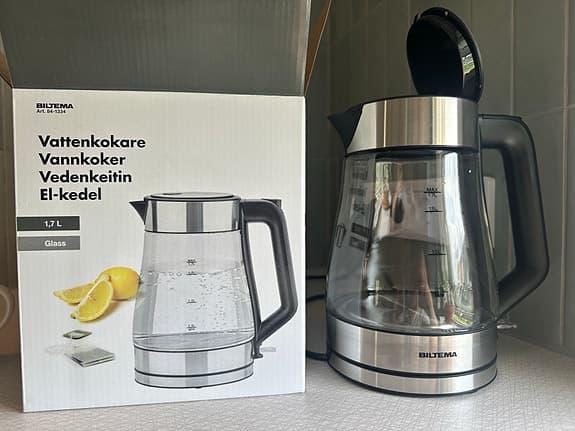 Vattenkokare med bisarr logga