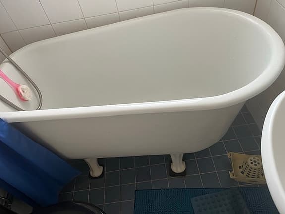 Fristående badkar på tassar vitt