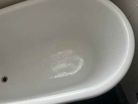 Fristående badkar på tassar vitt