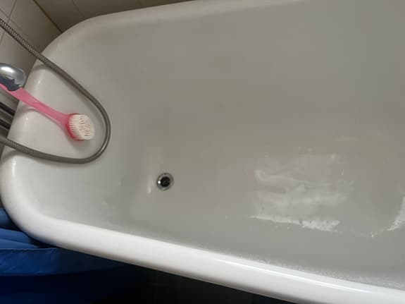 Fristående badkar på tassar vitt