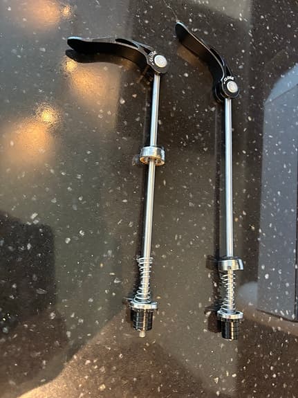 Thule ezHitch bakaxel-fäste till cykelvagn