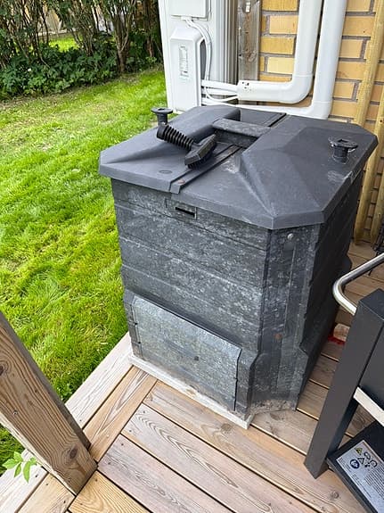 Kompostbehållare svart utomhus