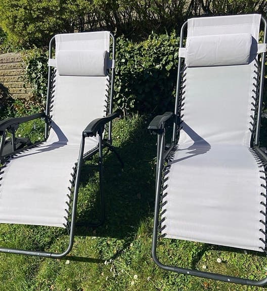 Solstolar grå med armstöd och nackkudde