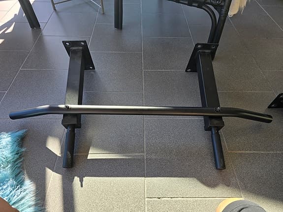 Chins/pullup stång och dips handtag.