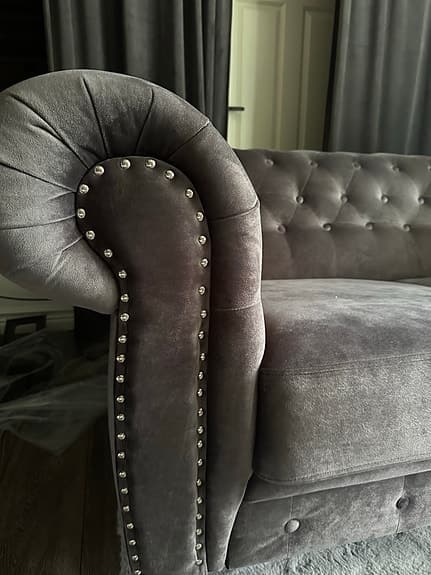 Chesterfield soffgrupp i grå sammet med nitar