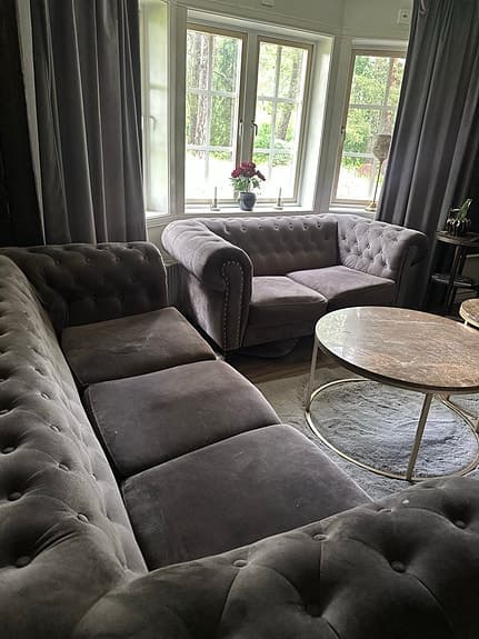 Chesterfield soffgrupp i grå sammet med nitar
