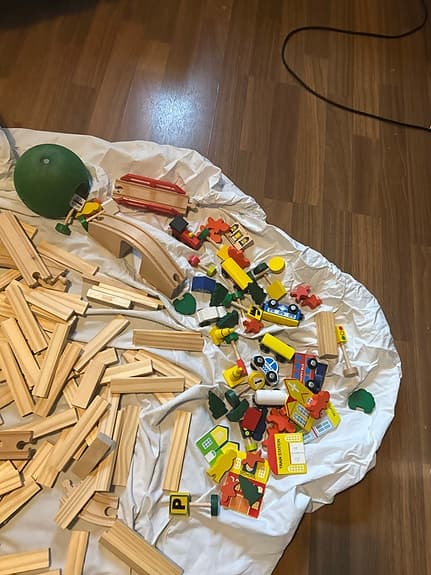 Stor låda trätåg och tågbana samt kapplastavar