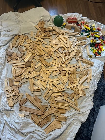 Stor låda trätåg och tågbana samt kapplastavar
