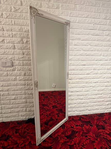 spegel med vit ram