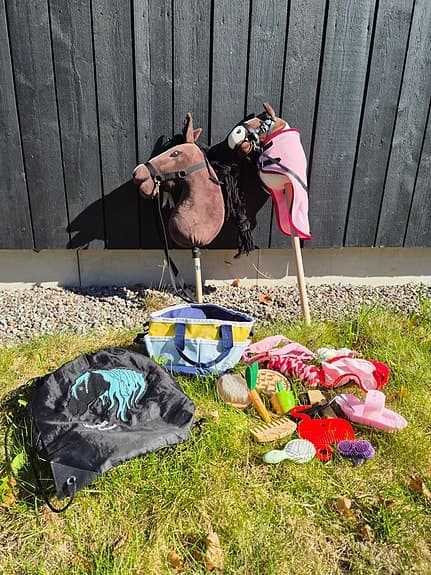 Käpphästar med tillbehör leksakshästar