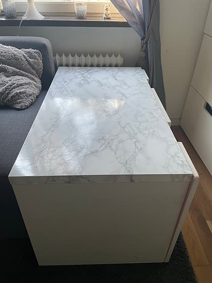 Förvaringsbänk i vit marmorlook säljs