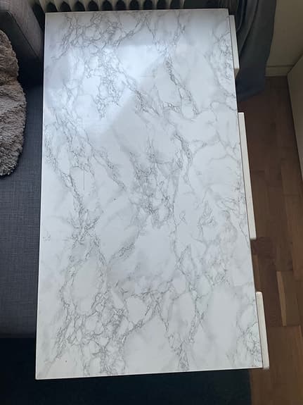 Förvaringsbänk i vit marmorlook säljs