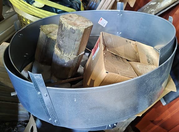 4 nya, runda  odlingskragar i metall som kommer bli fint rostiga med tiden