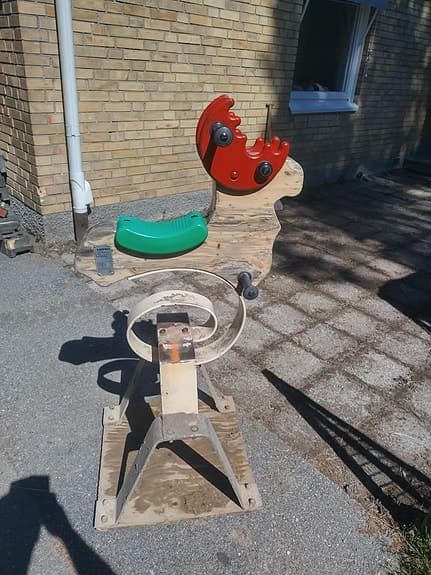 Gunga leksak utomhus på fjäder