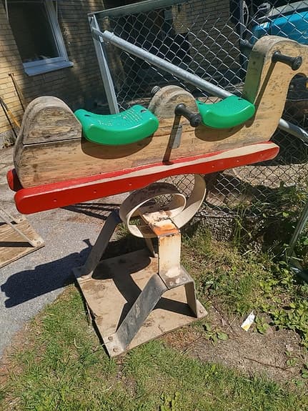 Gunga leksak utomhus på fjäder