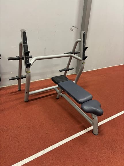Bänkpress ställning med träningsbänk