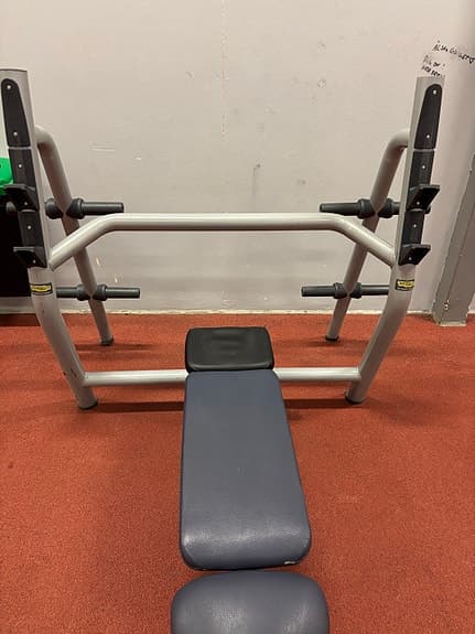 Bänkpress ställning med träningsbänk